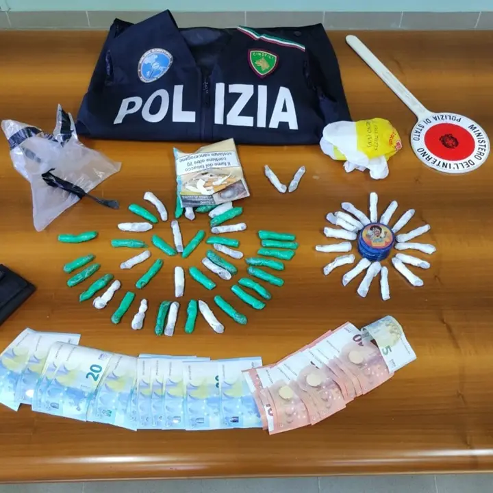 Serra, nascondeva in casa 58 dosi di droga e contanti: uomo denunciato dalla Polizia