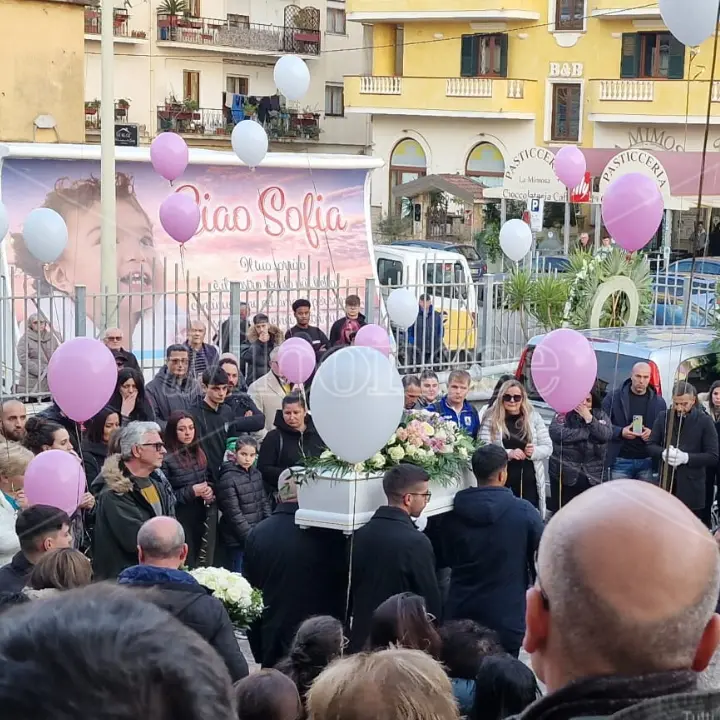 Vibo Marina si stringe attorno alla bara bianca della piccola Sofia morta nel sonno