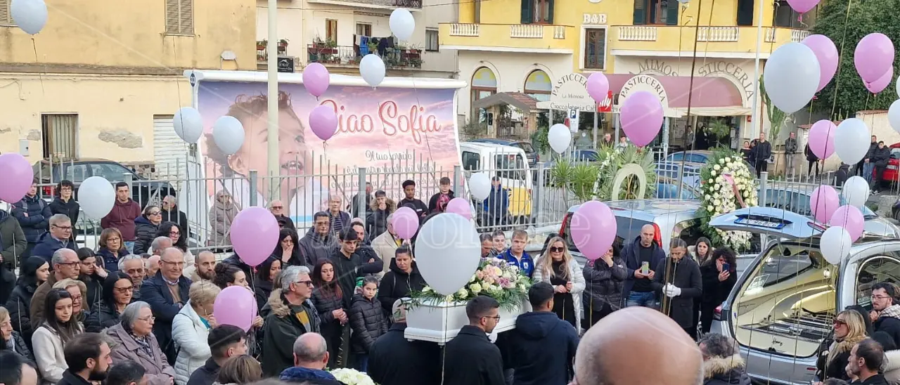 Vibo Marina si stringe attorno alla bara bianca della piccola Sofia morta nel sonno