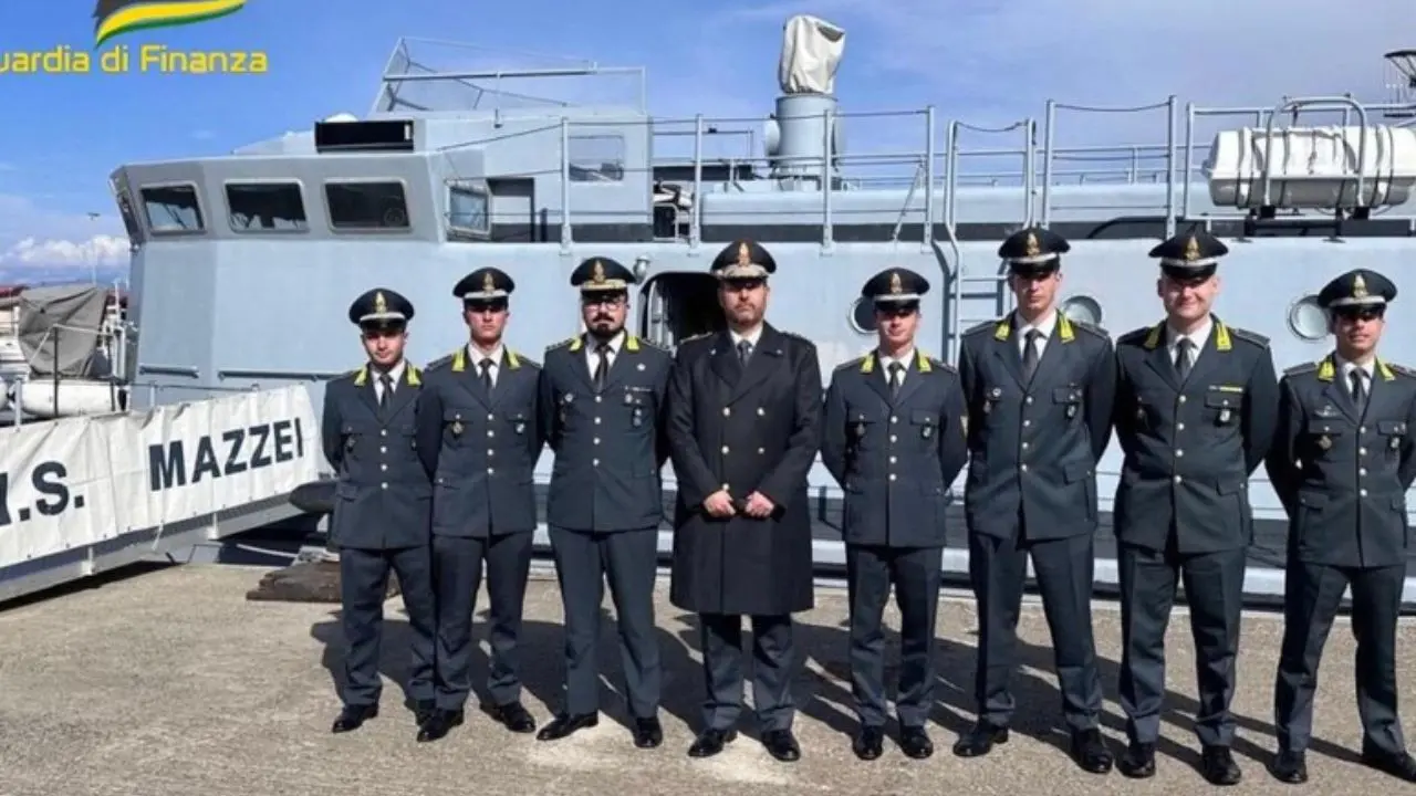 Tappa a Vibo Marina per la nave-scuola della Guardia di finanza Mazzei: un'esperienza formativa per gli allievi ufficiali