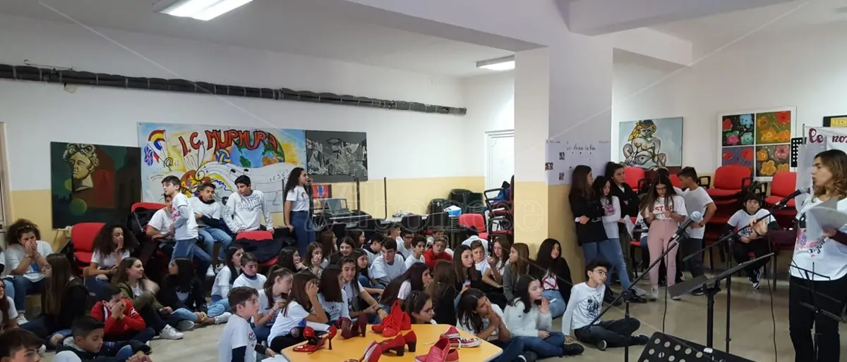 Violenza sulle donne, la lezione degli studenti della “Murmura” – Video