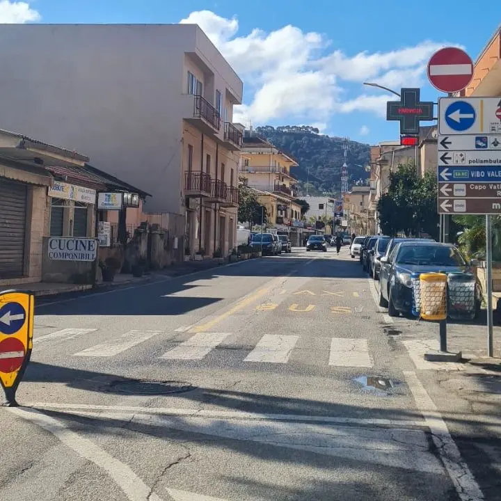 Tropea, un comitato di cittadini raccoglie oltre 100 firme per ripristinare il doppio senso in via Libertà: «Imposizione a danno dell'economia»