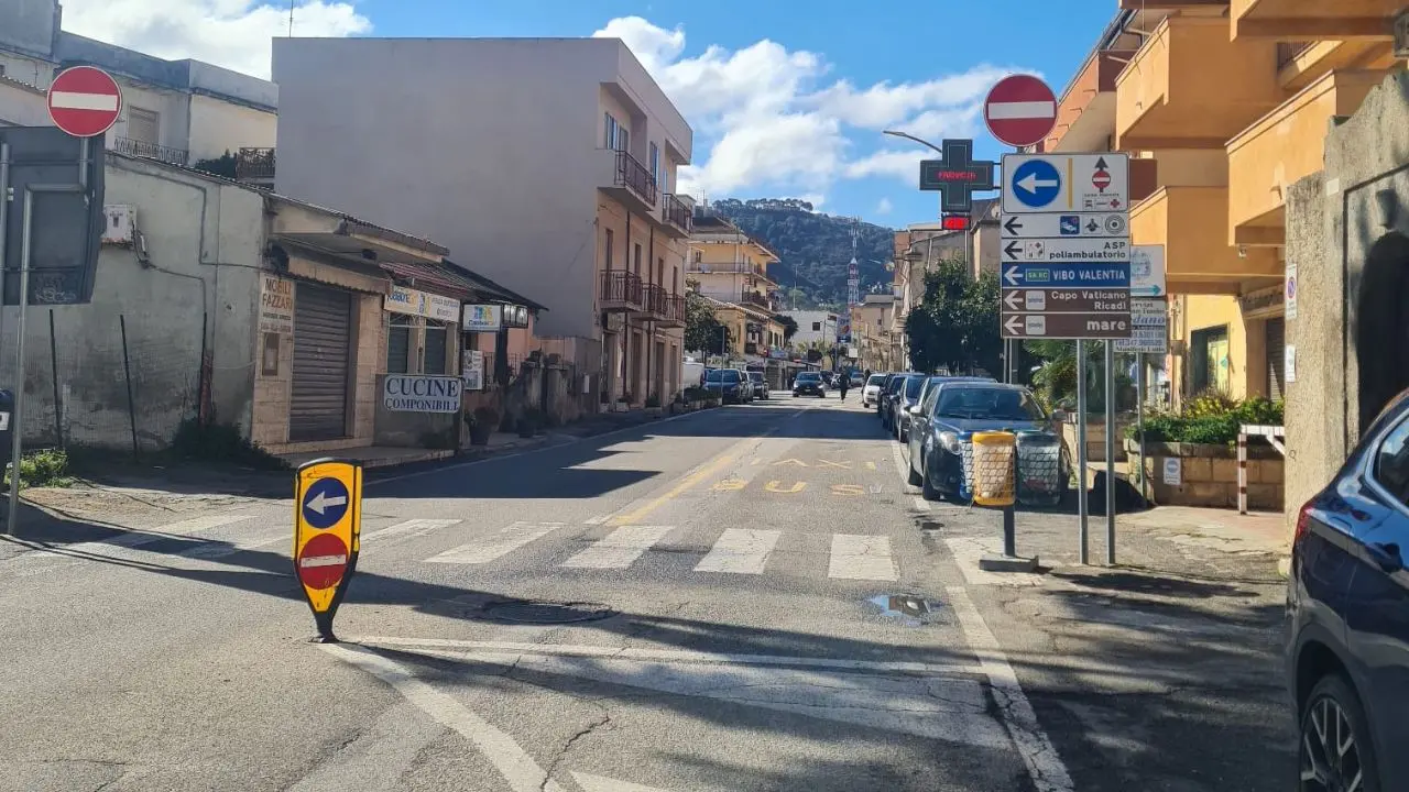 Tropea, un comitato di cittadini raccoglie oltre 100 firme per ripristinare il doppio senso in via Libertà: «Imposizione a danno dell'economia»