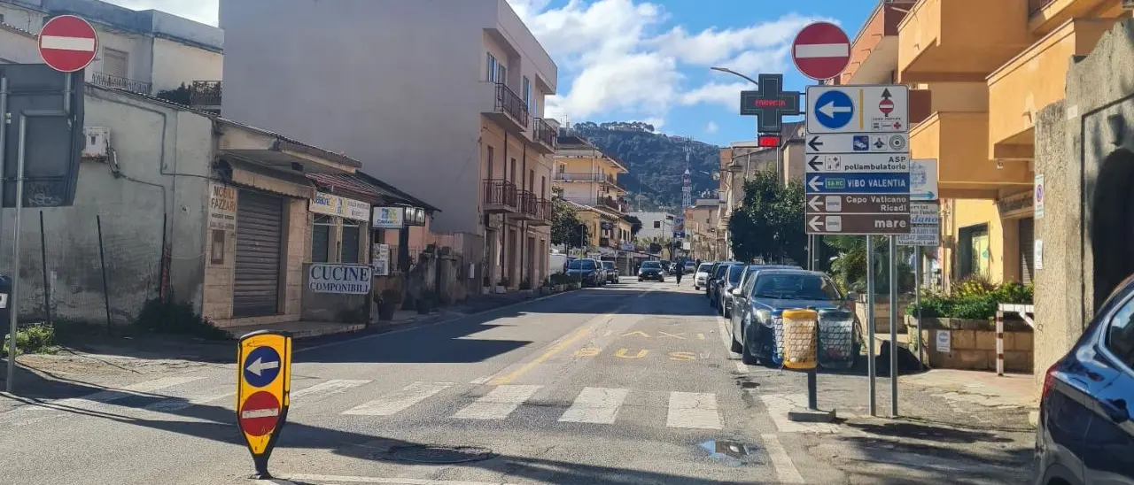 Tropea, un comitato di cittadini raccoglie oltre 100 firme per ripristinare il doppio senso in via Libertà: «Imposizione a danno dell'economia»