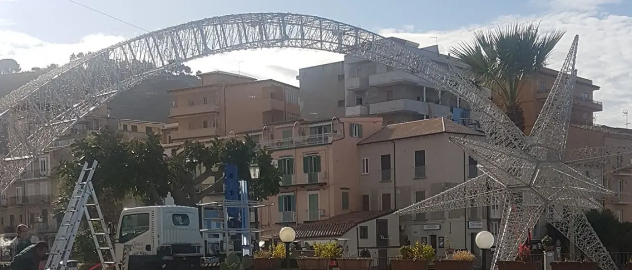 Tropea, il Comune applica una penale alla ditta delle luminarie natalizie per il flop della mancata accensione
