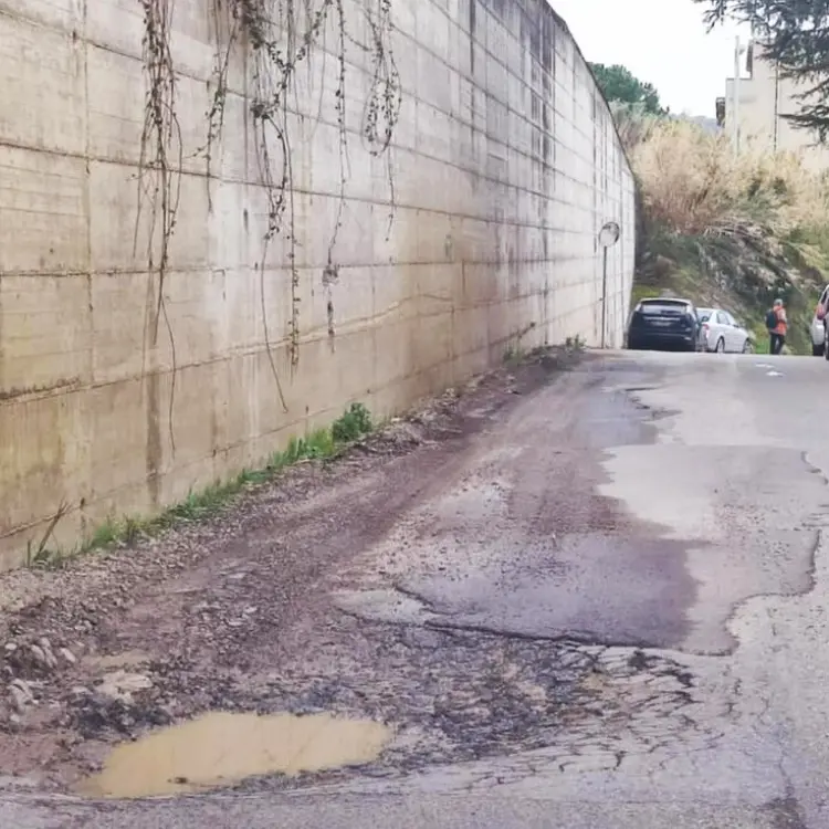 Stazione Vibo-Pizzo continuano i disagi, Lo Bianco: «Strada piena di buche e degrado, basta immobilismo»