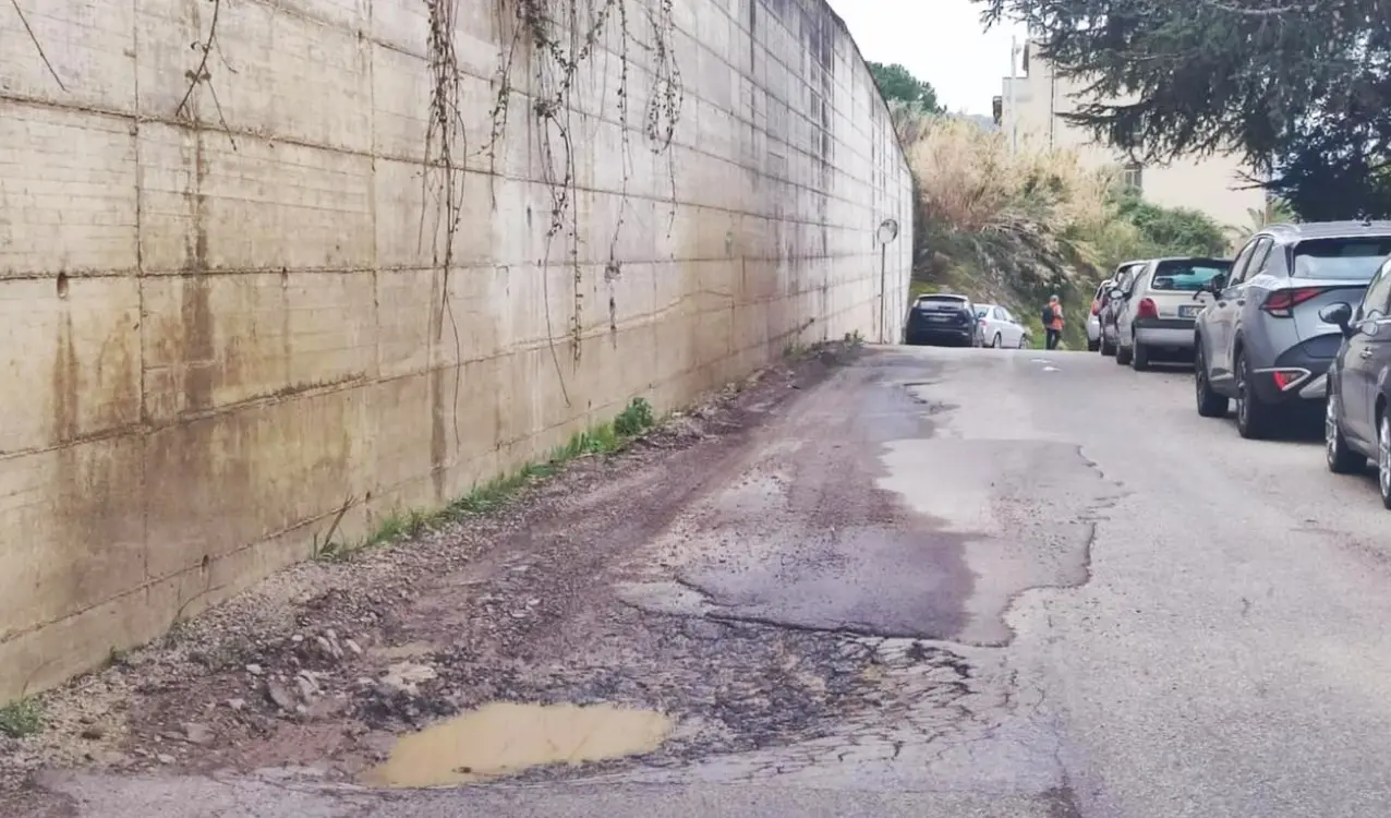 Buche e degrado alla stazione di Pizzo, Progetto Vibo: «Manutenzione spetta a Ferrovie, sollecitato intervento»