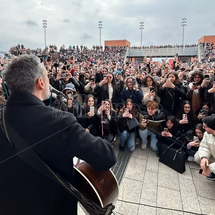 Calabria in delirio per Brunori reduce da Sanremo: bagno di folla all’Unical per il cantautore di San Fili