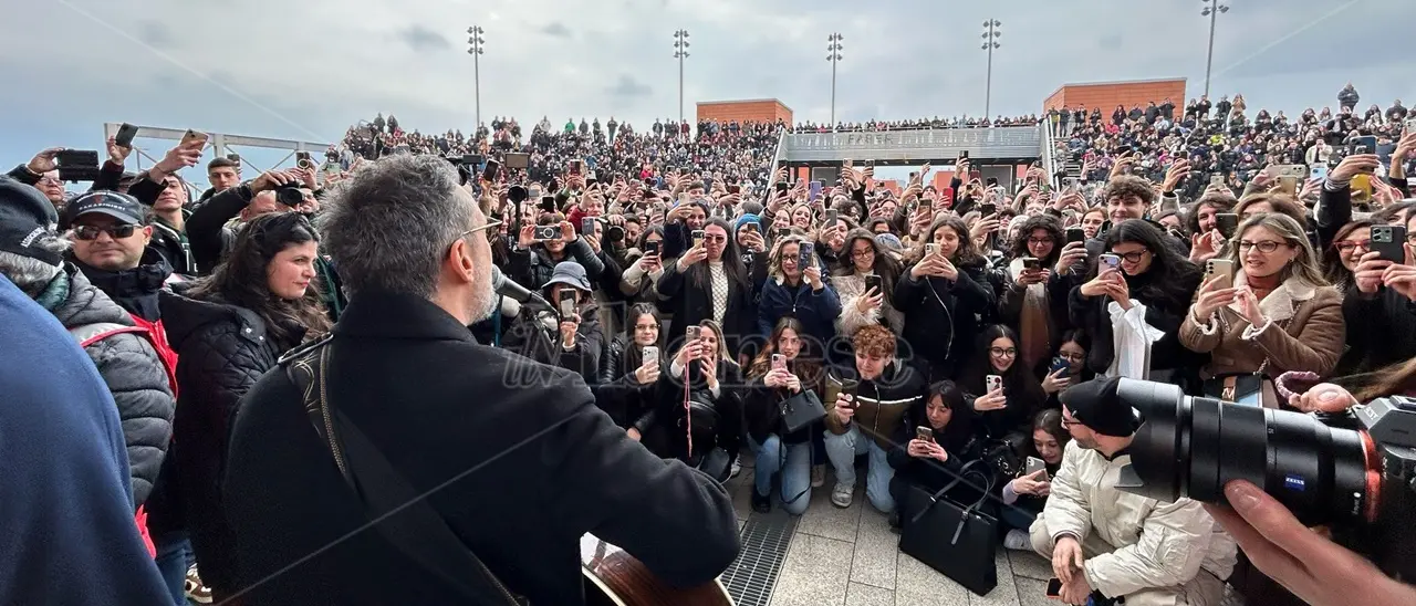 Calabria in delirio per Brunori reduce da Sanremo: bagno di folla all’Unical per il cantautore di San Fili