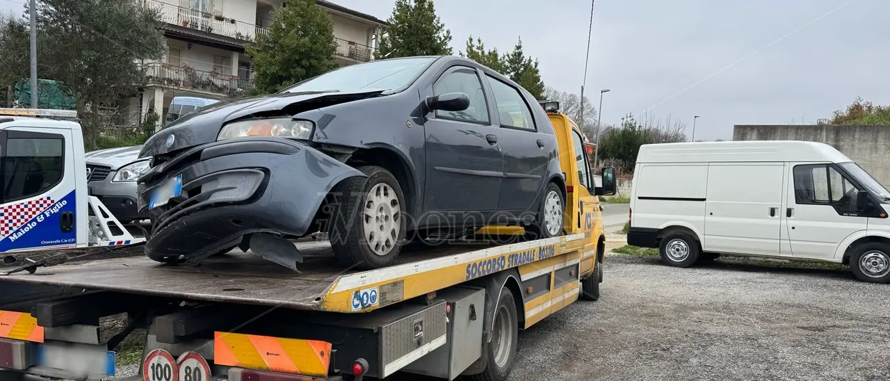Incidente stradale nel Catanzarese, auto contro un muro: morta una donna di 53 anni