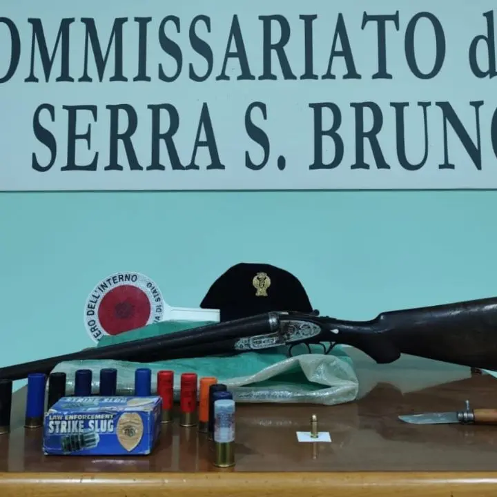 Sorpreso in auto con un fucile, munizioni e un coltello di 16 centimetri: un arresto a Serra San Bruno