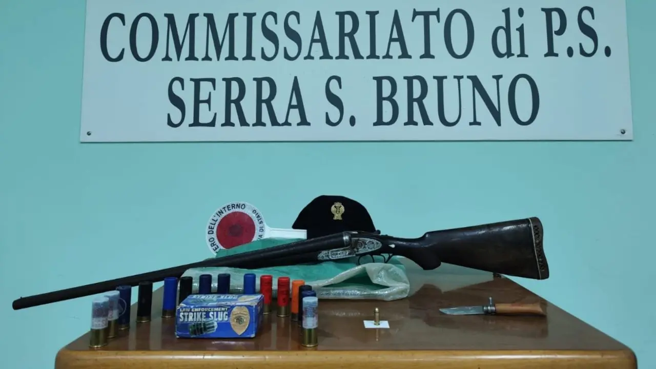 Sorpreso in auto con un fucile, munizioni e un coltello di 16 centimetri: un arresto a Serra San Bruno
