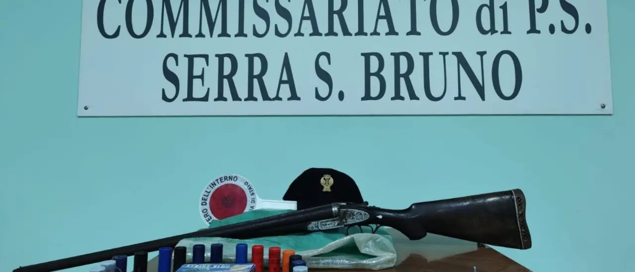 Sorpreso in auto con un fucile, munizioni e un coltello di 16 centimetri: un arresto a Serra San Bruno