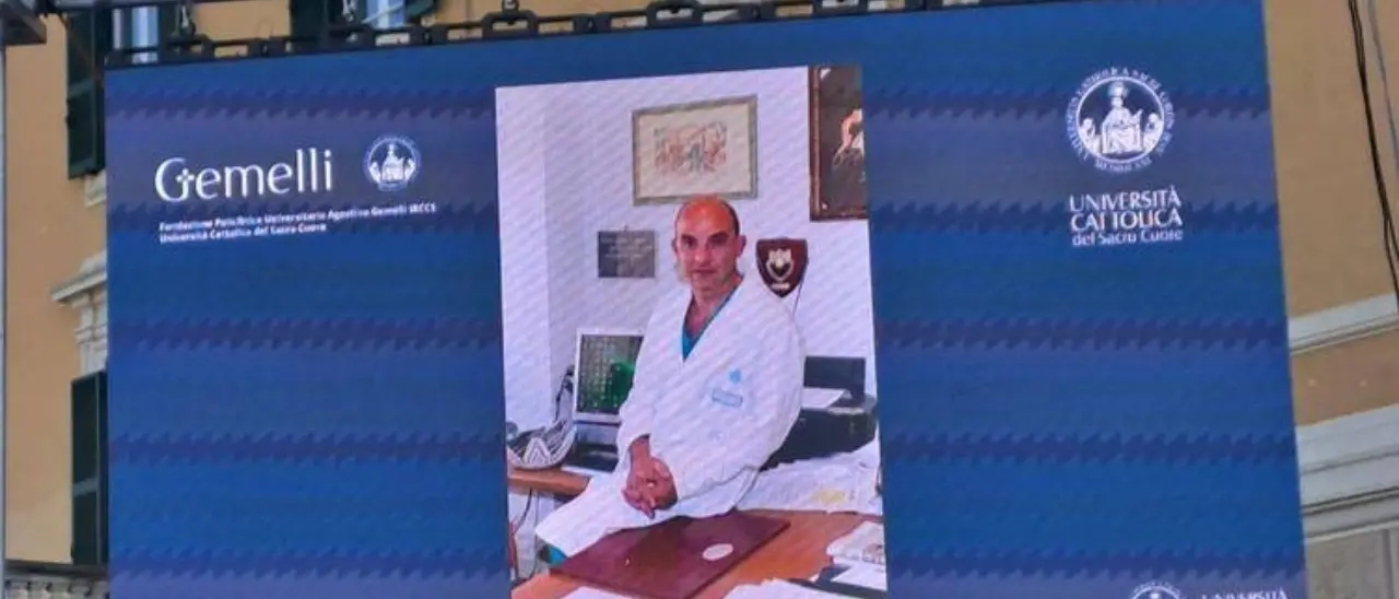 In centinaia ai funerali del luminare calabrese Giovanni Scambia. Rose bianche e un messaggio: «Grazie Prof, le tue amate pazienti»