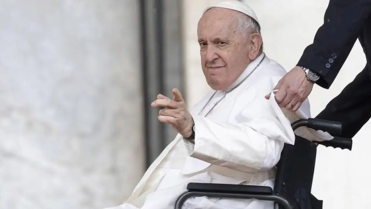 Papa Francesco in ospedale, i medici sciolgono la prognosi: «Miglioramenti consolidati»