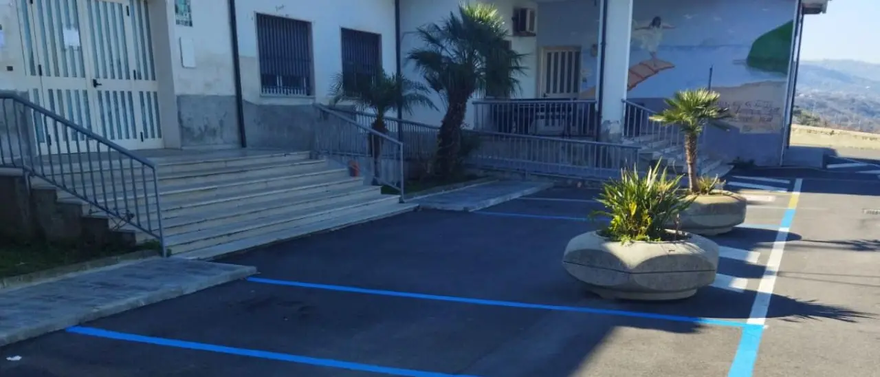 Diventano tutti a pagamento i parcheggi davanti al Municipio di Pizzo, Adesione democratica: «Pensano solo a fare cassa»