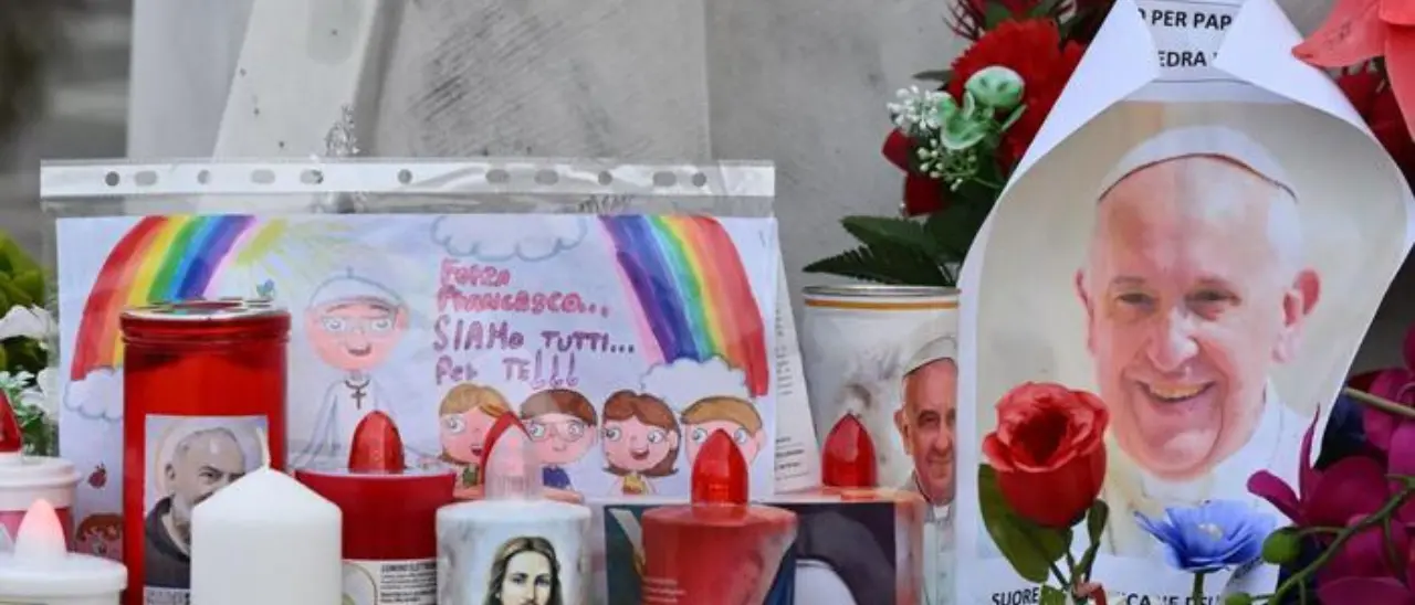 Papa ricoverato, il cappellano del Gemelli: «È l’ora della speranza contro ogni speranza»