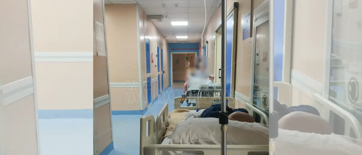 Pronto soccorso di Vibo come un ospedale di guerra: «Decine di pazienti che si lamentavano sulle barelle nei corridoi»