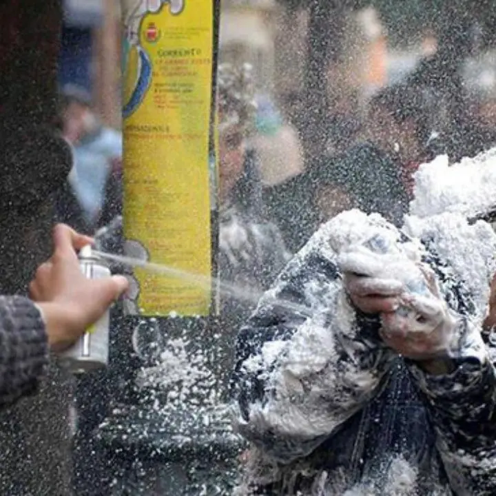 A Carnevale ogni scherzo (non) vale, il Comune di Vibo vieta le bombolette spray: multe fino a 500 euro