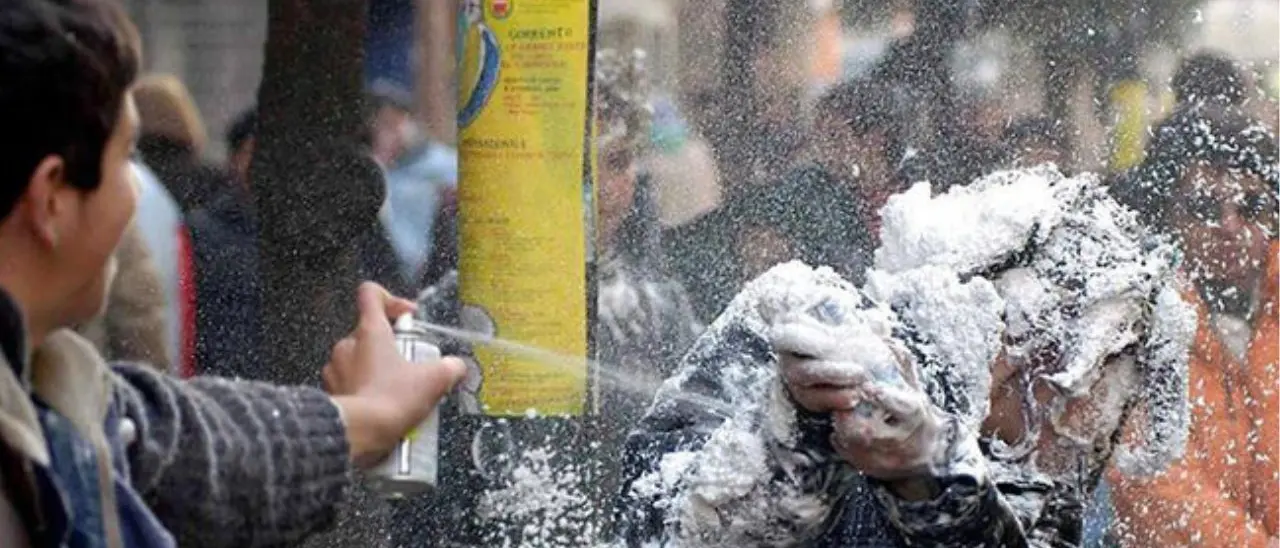 A Carnevale ogni scherzo (non) vale, il Comune di Vibo vieta le bombolette spray: multe fino a 500 euro