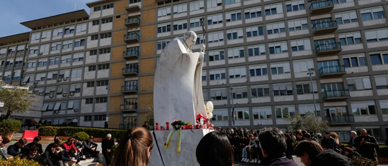 Papa Francesco in condizioni «critiche ma stazionarie»: effettuata una tac per la polmonite bilaterale