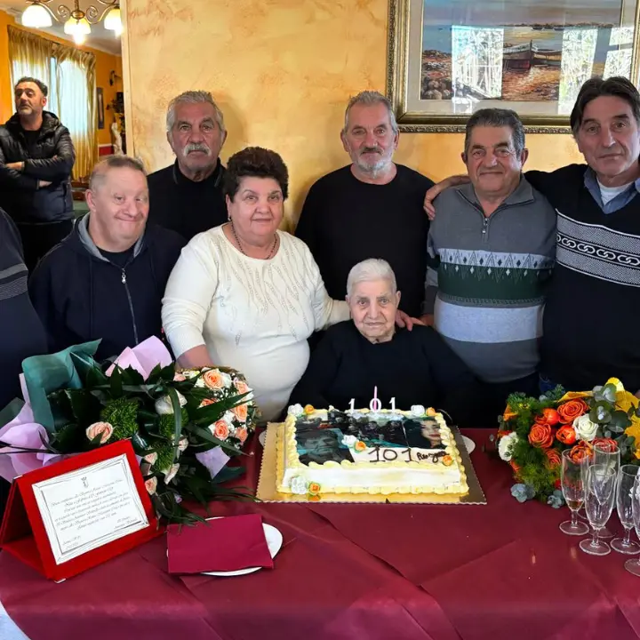 Otto figli e il lavoro come carbonaia, a Fabrizia festa per i 101 anni di nonna Rosina - VIDEO