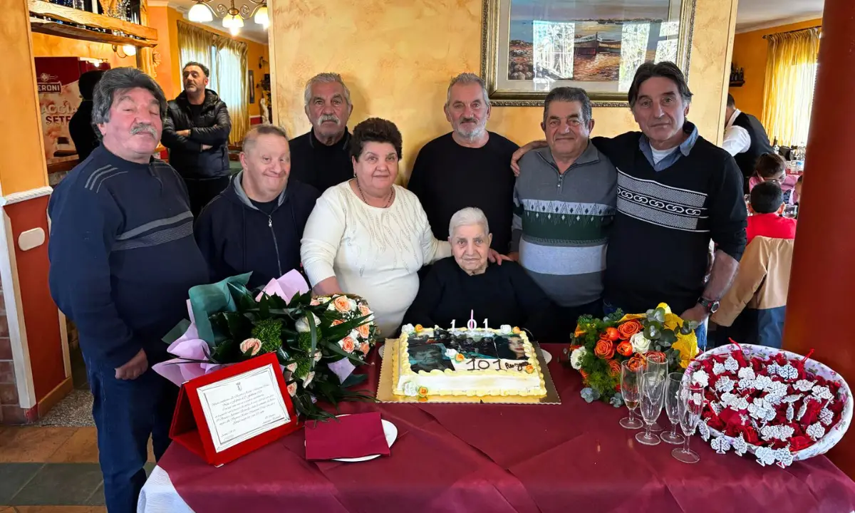 Otto figli e il lavoro come carbonaia, a Fabrizia festa per i 101 anni di nonna Rosina - VIDEO