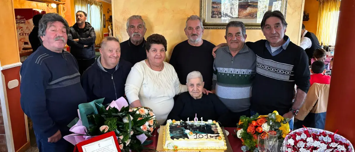 Otto figli e il lavoro come carbonaia, a Fabrizia festa per i 101 anni di nonna Rosina - VIDEO