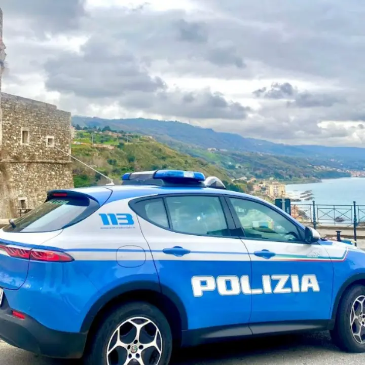 Sorpresi dai poliziotti mentre cercano di introdursi in un condominio a Pizzo, denunciate tre persone
