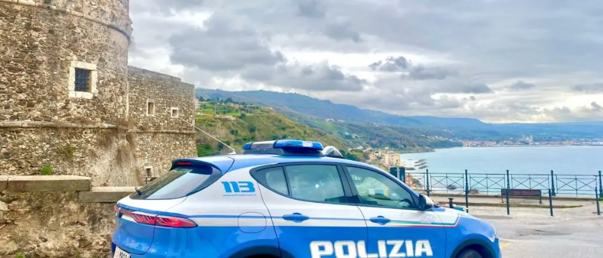 Sorpresi dai poliziotti mentre cercano di introdursi in un condominio a Pizzo, denunciate tre persone
