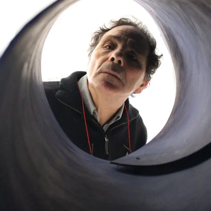 Tra le pieghe dell'arte: Cesare Berlingeri in mostra al Museo Limen nel Valentianum di Vibo