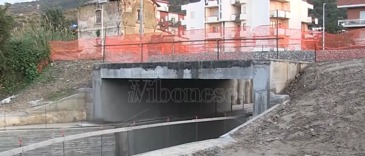 La Venezia del Vibonese, ma è solo l'acqua stagnante del sottopasso -Video