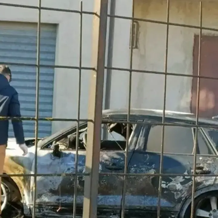 Notte di fuoco a Serra San Bruno, incendio distrugge l’auto del sindaco Barillari: indagini in corso
