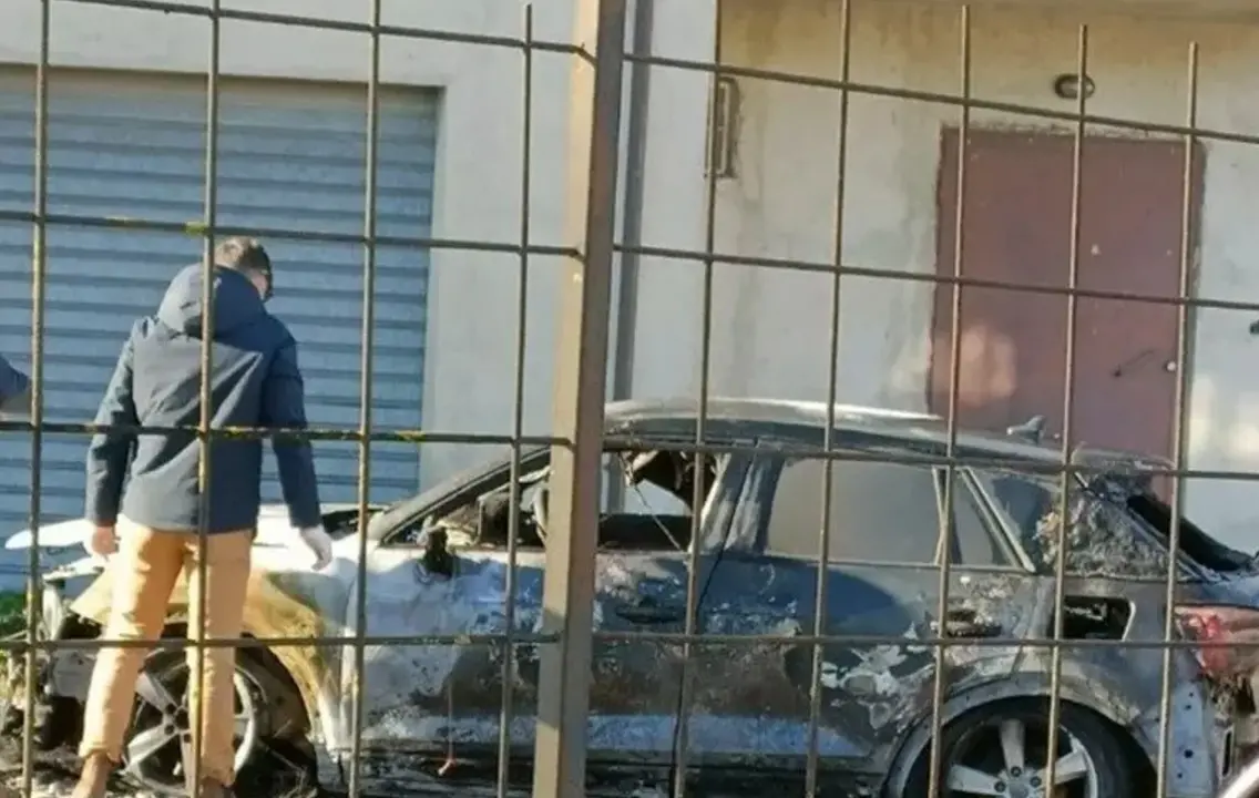 Notte di fuoco a Serra San Bruno, incendio distrugge l’auto del sindaco Barillari: indagini in corso