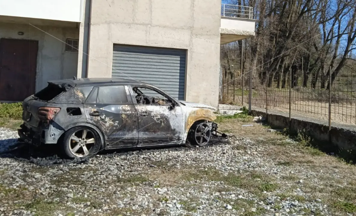 Incendio distrugge l'auto del sindaco di Serra, la solidarietà della politica regionale: «Continua escalation di violenze, necessari interventi»