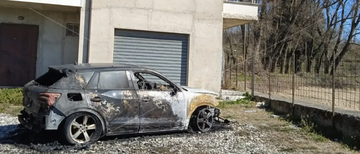 Incendio distrugge l'auto del sindaco di Serra, la solidarietà della politica regionale: «Continua escalation di violenze, necessari interventi»