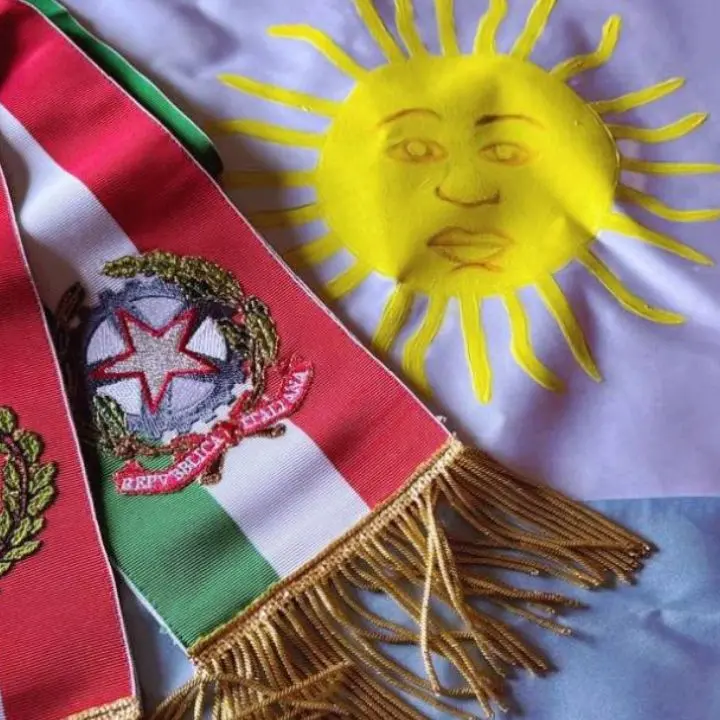 Gli argentini di Soriano ringraziano la comunità e regalano la loro bandiera: «La nostra una storia comune»