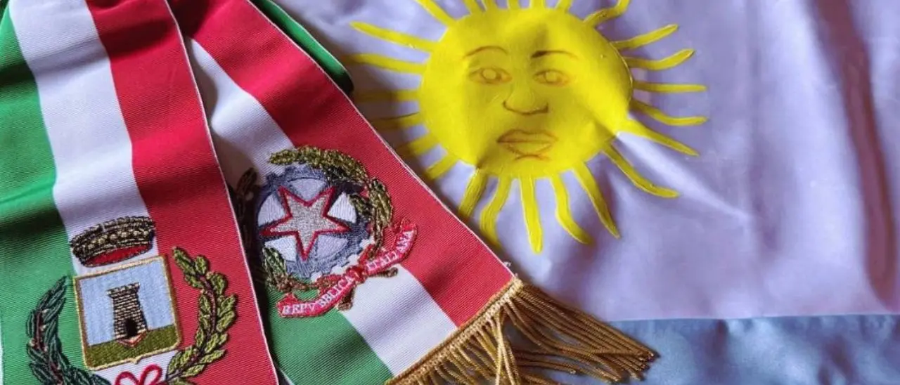 Gli argentini di Soriano ringraziano la comunità e regalano la loro bandiera: «La nostra una storia comune»