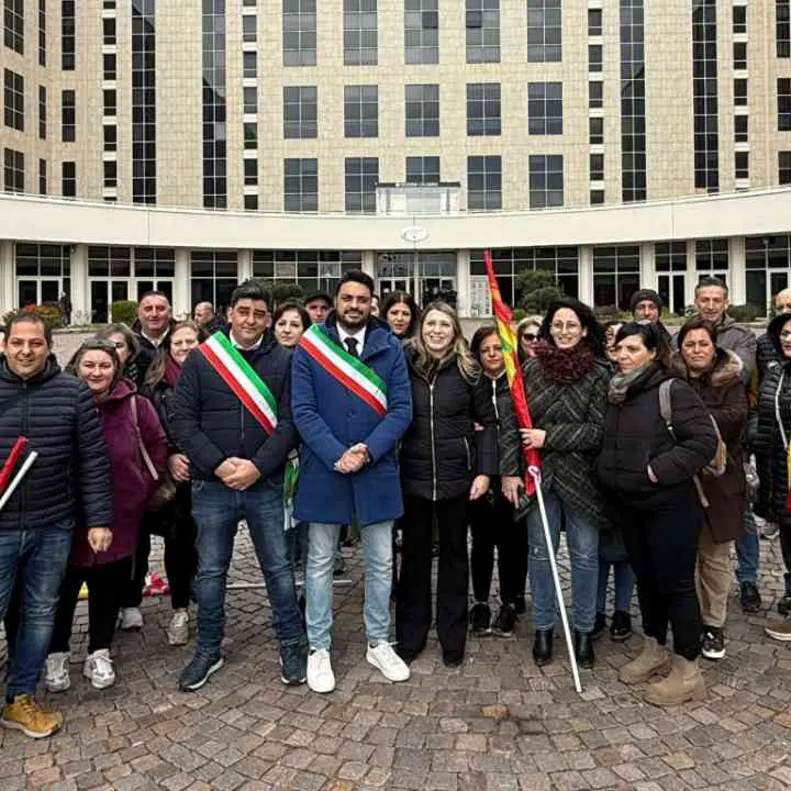 Lavoratori ex Lsu-Lpu e amministratori del Vibonese protestano alla Regione: «No a stipendi e pensioni da fame»