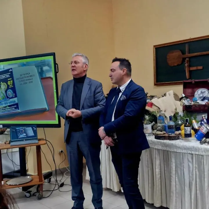 Tropea, all'Istituto Galluppi la lezione del prof Cuda sul gin: «Studiare il mercato per conoscere meglio il prodotto»