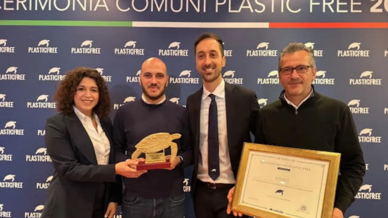 Jonadi ritira a Napoli il premio come Comune Plastic free, il sindaco: «Traguardo di grande valore»