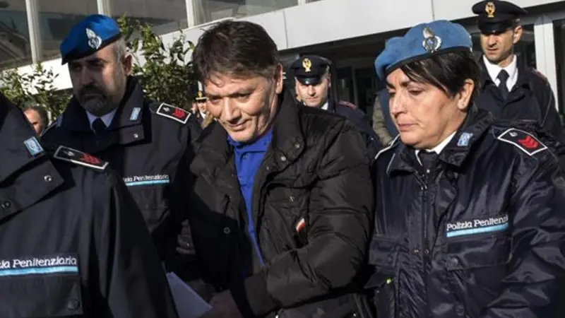 Il boss Pantaleone Mancuso arriva a Fiumicino scortato dalla Polizia Penitenziaria 20 febbraio 2015 a Roma ANSA/MASSI PERCOSSI , ANSA