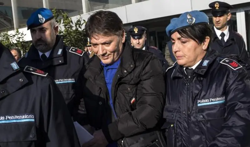 Il boss Pantaleone Mancuso arriva a Fiumicino scortato dalla Polizia Penitenziaria 20 febbraio 2015 a Roma ANSA/MASSI PERCOSSI