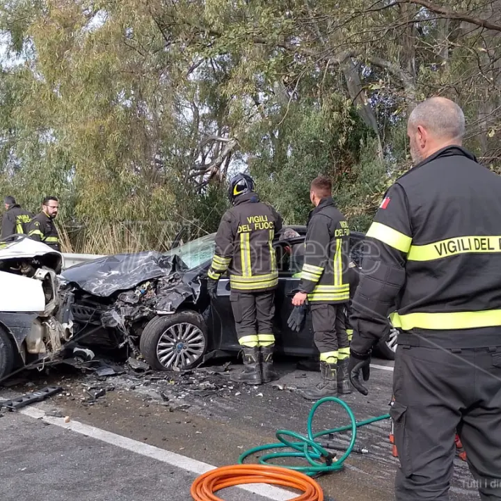 Incidente a Vibo Marina, scontro mortale tra due mezzi: deceduto il 40enne alla guida del furgone, inutile l'intervento dell'elisoccorso