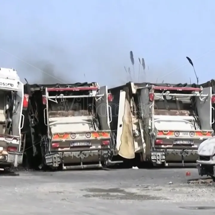 Mezzi raccolta rifiuti incendiati a Tropea, Slai Cobas: «Inorriditi. Scenari preoccupanti per l’azienda e il territorio»
