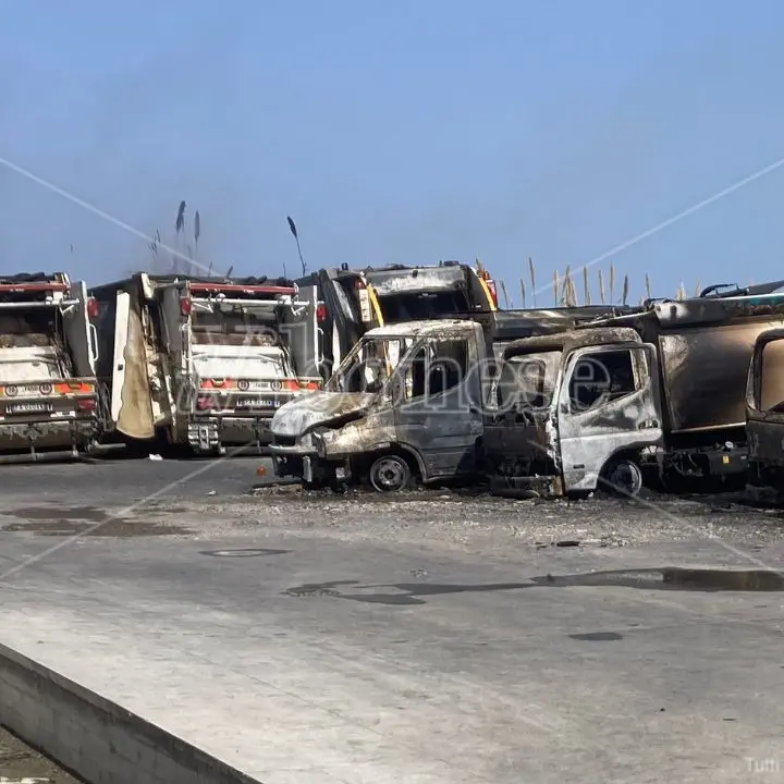 Camion dei rifiuti incendiati a Tropea, la Cgil Area Vasta: «Gravissimo, si faccia luce su quanto accaduto»