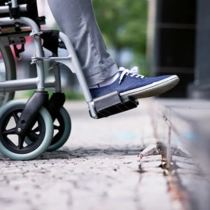 «Per un disabile di Vibo uscire di casa è come scalare una montagna», lo sfogo di Massimiliano e quella rampa sparita all’Artistico