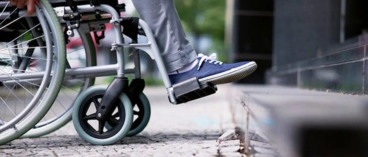 «Per un disabile di Vibo uscire di casa è come scalare una montagna», lo sfogo di Massimiliano e quella rampa sparita all’Artistico