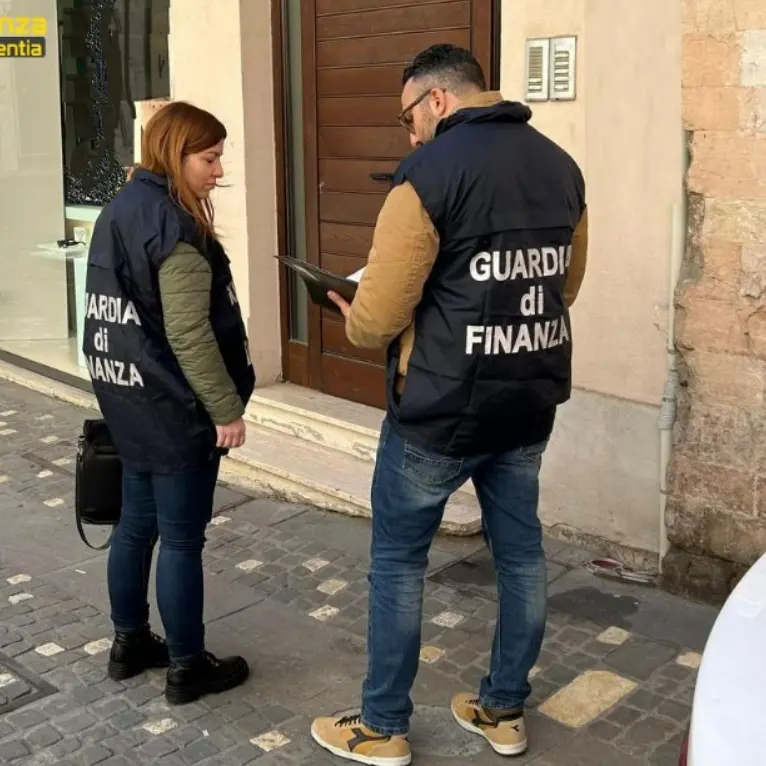 Vibo, dirottava sui suoi conti il denaro della società in liquidazione di cui era commissario: sequestro per 380mila euro