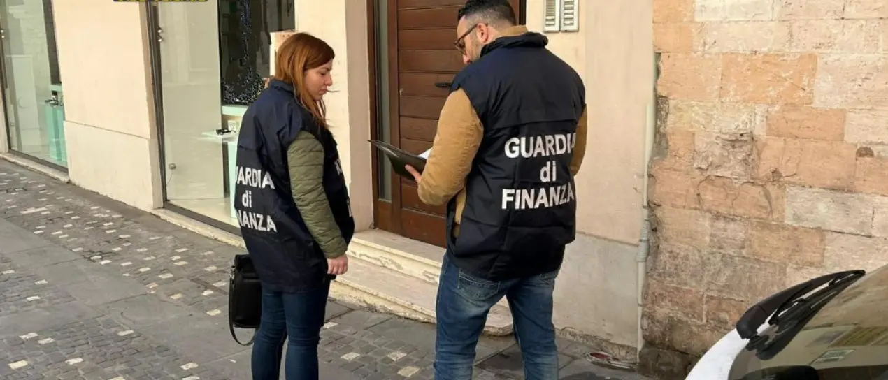 Vibo, dirottava sui suoi conti il denaro della società in liquidazione di cui era commissario: sequestro per 380mila euro